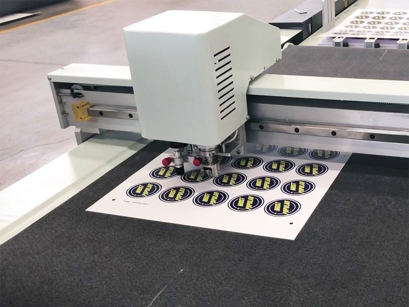 A carton box sample cutting machine with creasing and auto edge cutting   Large Format Digital die cutting table,Paper digital cutter ,Plotter  sticker cutting machine,Corrugated paper cutting machine , Digital cutting  system