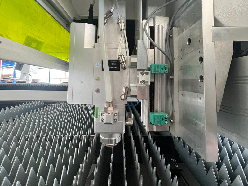 2025 Cheapest 4x8 Fiber Laser Stainless Steel Cutter 1500W