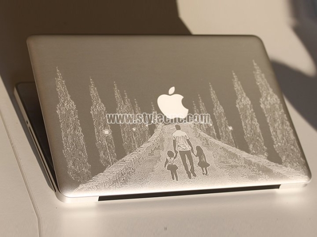 fiber laser marking machine work on laptop