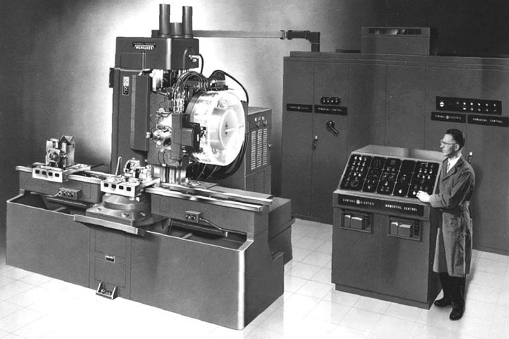 第一臺數(shù)控木工雕刻機