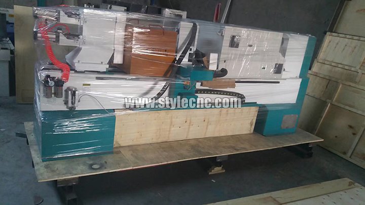 STL1516 CNC wood turning lathe machine is being packed STL1516 CNC wood turning lathe machine is being packed