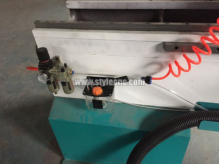 Oil lubrication of Industrial CNC Wood Turning Lathe Machine for Table Legs, Stair Balusters and Spindles