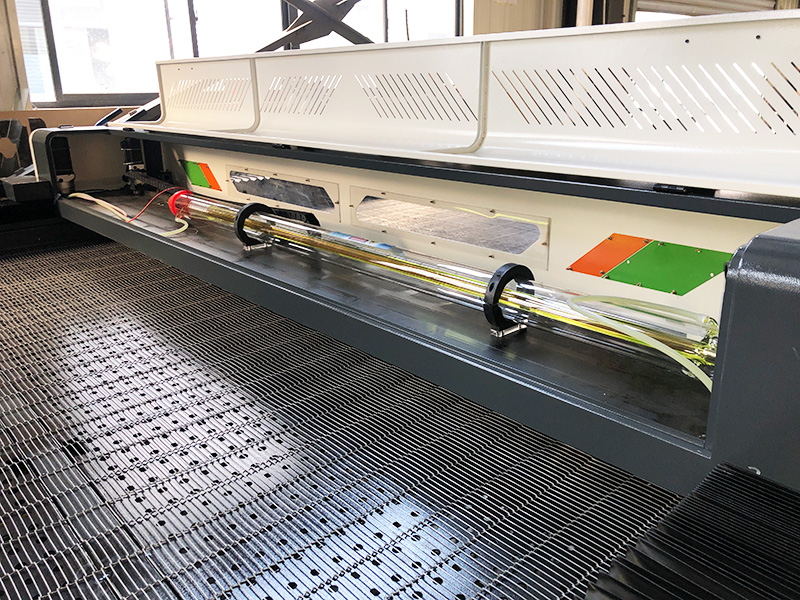 The Third Picture of Automatic CO2 Laser Cutter for Clothing, Garment, Apparel
