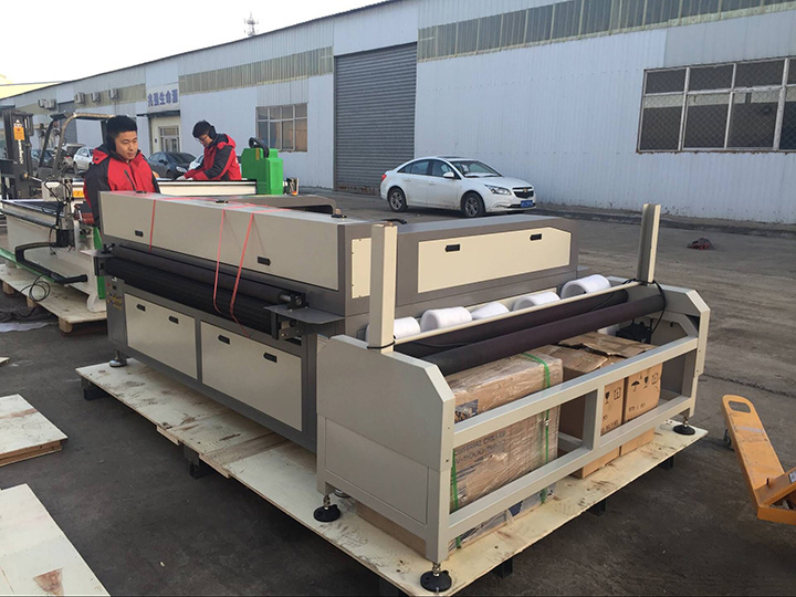 Auto Feeding Fabric Laser Cutter STJ1610-2A in Ecuador | STYLECNC