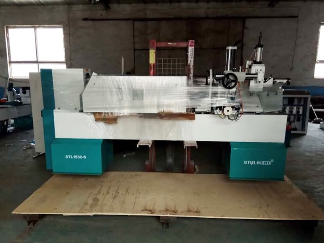 數(shù)控木工車床用于羅馬尼亞的車削、開槽、雕刻