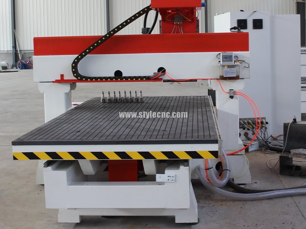 CNC router with moving table CNC router with moving table