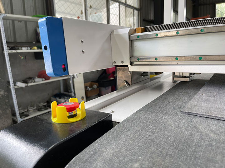 Infrared sensors for digital fabric cutting machine