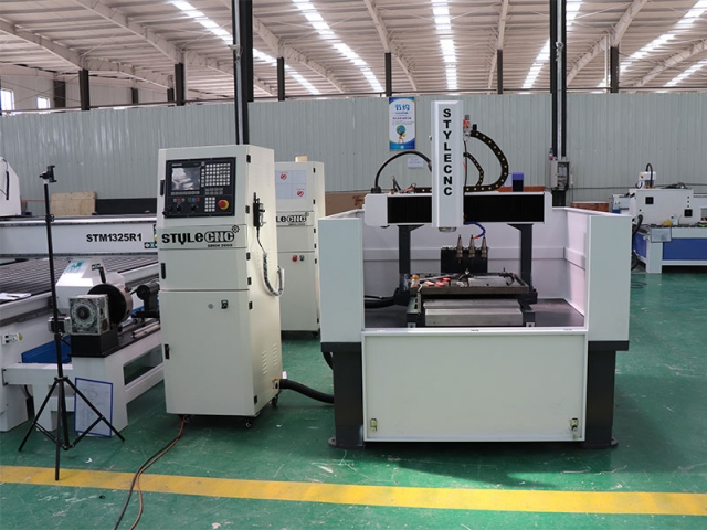 CNC Milling Machine with Tool Changer for Metal in Vietnam