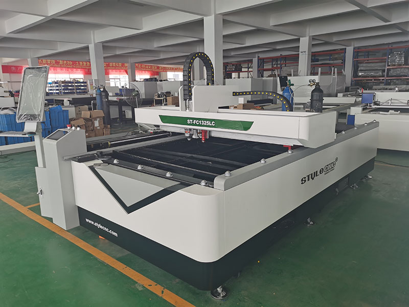 A Combined Fiber Laser and CO2 Laser Cutting Machine for Metal and Nonmetal