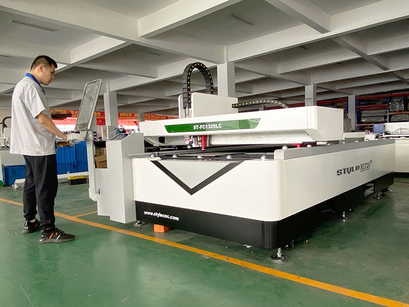 A Combined Fiber Laser and CO2 Laser Cutting System for Metal and Nonmetal