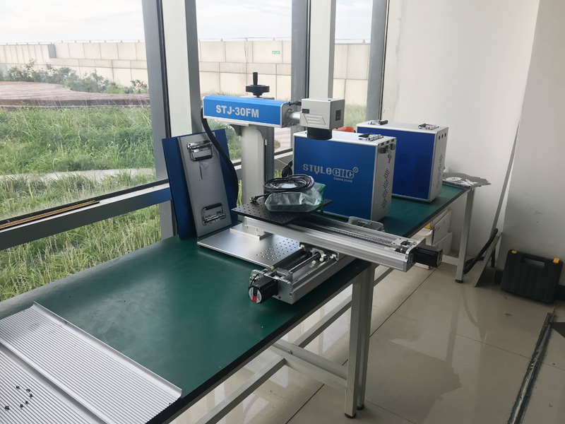 帶 XY 2 軸移動(dòng)工作臺(tái)的光纖激光雕刻機(jī)，適用于 2D 工作臺(tái)