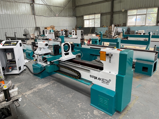 Automatic Lathe Machine for Woodworking with CNC in USA