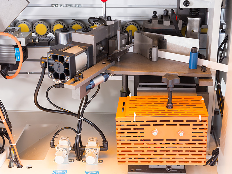 Automatic Gluing with Edge Banding Machine