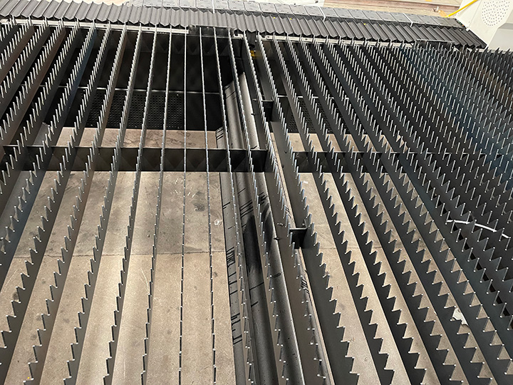 Sawtooth laser cutting table