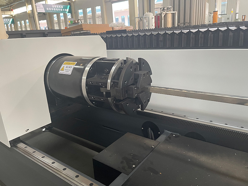 Fully automatic self-centering pneumatic chucks.